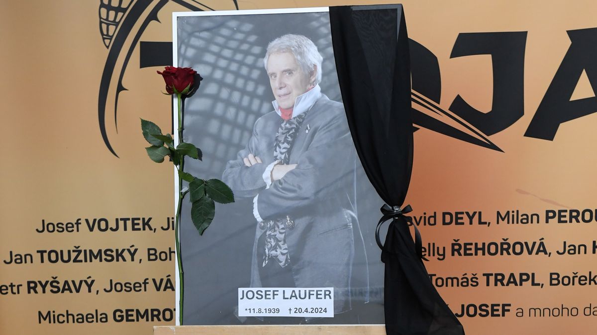 Lidé přinášejí svíčky i květiny! V Praze vzniklo pietní místo k uctění památky Josefa Laufera